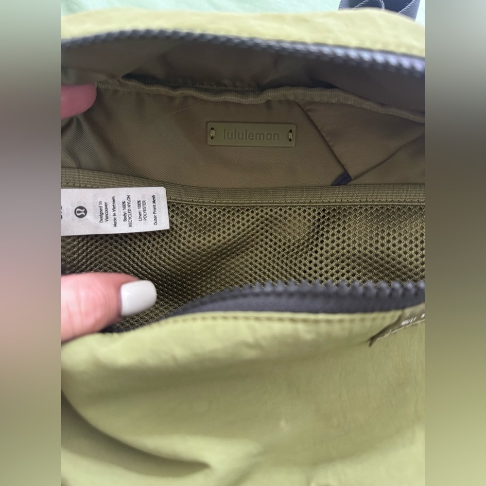 NWOT BRAND NEW lululemon clean lines belt bag - Picture 4 of 5